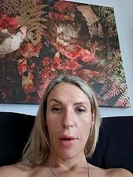 Snapshot of YourJuliena chatting on February 25, 2025, 12:45 pm YourJuliena online show from February 25, 2025, 12:45 pm