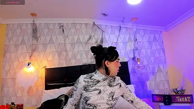 JustinePerry online show from October 25, 2025, 1:51 pm