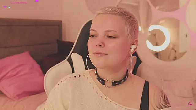 LikaBerry1 online show from January 18, 2026, 1:04 pm