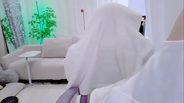 Snapshot of Vaness-a chatting on November 16, 2025, 9:04 am Vaness-a online show from November 16, 2025, 9:04 am