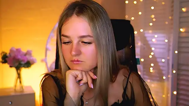 Snapshot of DeboraLarson chatting on November 12, 2025, 3:40 am DeboraLarson online show from November 12, 2025, 3:40 am