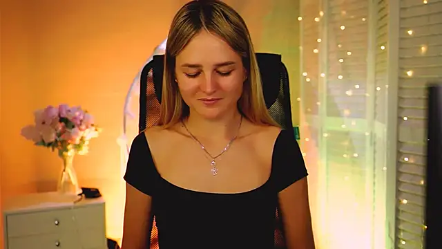 DeboraLarson online show from April 15, 2026, 3:13 am