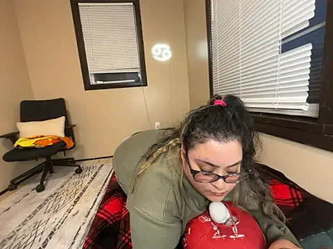 tillymarie34 online show from February 11, 2026, 11:43 pm