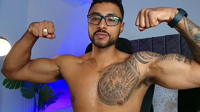 LiamGarcia1 online show from November 5, 2025, 2:39 pm