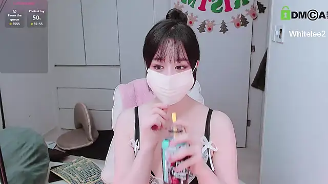 Snapshot of whitelee2 chatting on January 11, 2026, 12:32 pm whitelee2 online show from January 11, 2026, 12:32 pm