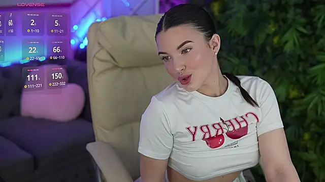 YourLolaBunny online show from May 25, 2026, 6:19 am