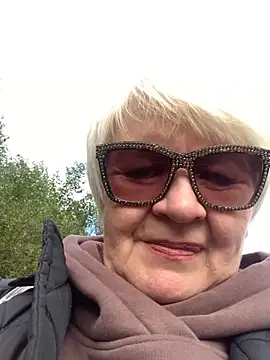 Laura Millf online show from October 3, 2025, 11:07 am