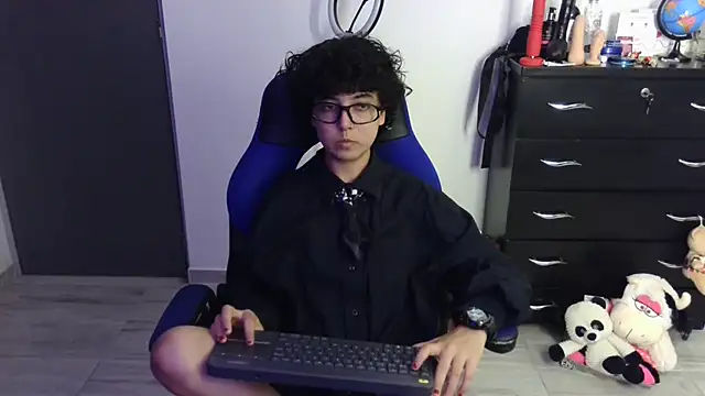 thomascooper7 online show from April 6, 2026, 10:33 pm