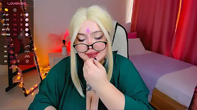 Snapshot of love_insidee chatting on February 21, 2025, 11:33 am love insidee online show from February 21, 2025, 11:33 am