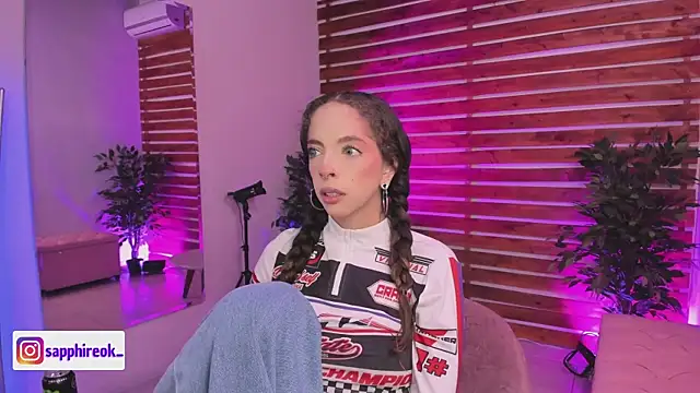 Snapshot of Sapphire_Venuss chatting on November 28, 2025, 1:19 am Sapphire Venuss online show from November 28, 2025, 1:19 am