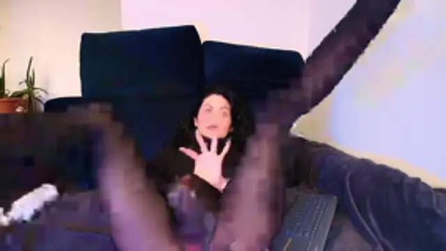 miabeautyxx online show from November 3, 2025, 6:20 pm