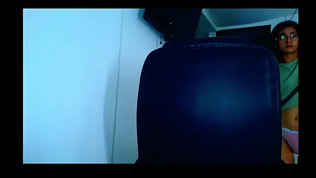 Snapshot of thedianakaro chatting on December 15, 2025, 3:27 pm thedianakaro online show from December 15, 2025, 3:27 pm