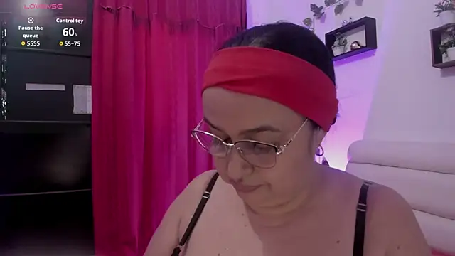 Snapshot of Gia_Nahomi chatting on October 23, 2025, 9:35 pm Gia Nahomi online show from October 23, 2025, 9:35 pm