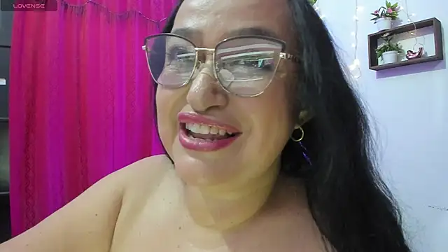 Snapshot of Gia_Nahomi chatting on November 17, 2025, 9:53 pm Gia Nahomi online show from November 17, 2025, 9:53 pm