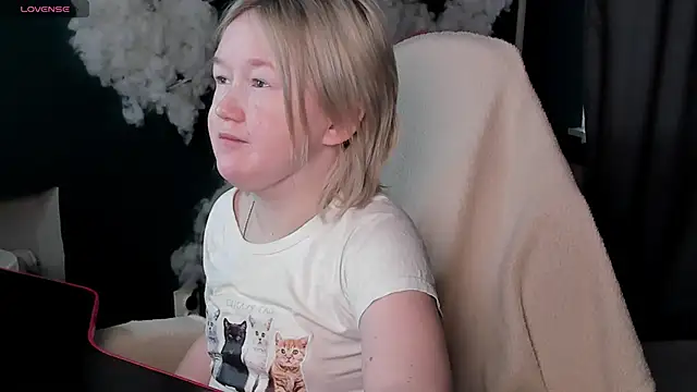 Snapshot of Sara_Robinson chatting on April 26, 2026, 2:42 am Sara Robinson online show from April 26, 2026, 2:42 am