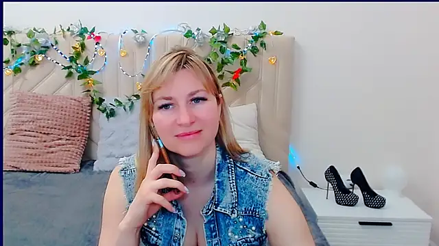 Snapshot of Incredible_Ariela chatting on March 27, 2026, 8:26 am Incredible Ariela online show from March 27, 2026, 8:26 am