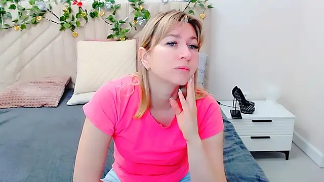 Snapshot of Incredible_Ariela chatting on April 1, 2026, 6:47 am Incredible Ariela online show from April 1, 2026, 6:47 am