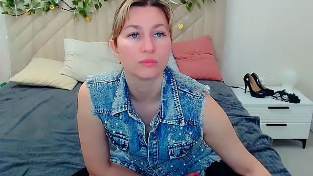 Snapshot of Incredible_Ariela chatting on April 23, 2026, 11:31 am Incredible Ariela online show from April 23, 2026, 11:31 am