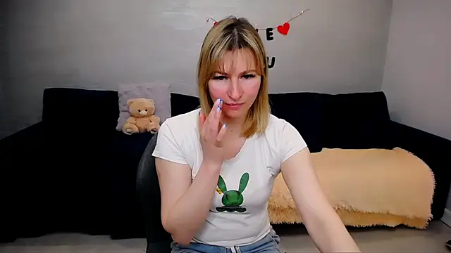 Snapshot of Incredible_Ariela chatting on May 10, 2026, 9:03 am Incredible Ariela online show from May 10, 2026, 9:03 am