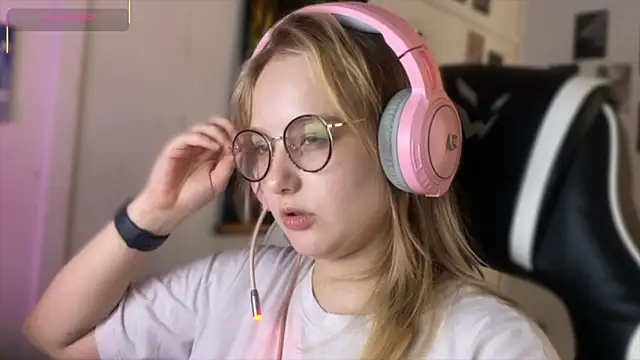 JacyWinslat online show from September 13, 2025, 2:06 pm