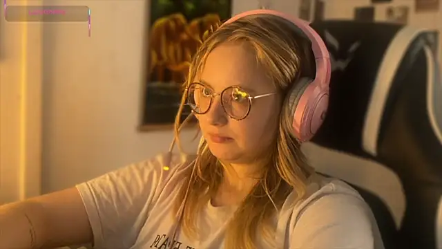 JacyWinslat online show from September 18, 2025, 2:19 pm