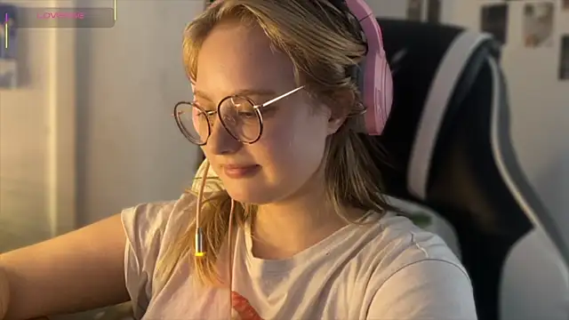 JacyWinslat online show from September 19, 2025, 1:56 pm