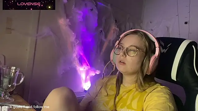 JacyWinslat online show from October 31, 2025, 8:43 pm