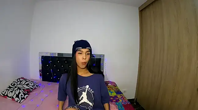 Snapshot of hot_quenn chatting on December 2, 2024, 3:15 am hot quenn online show from December 2, 2024, 3:15 am