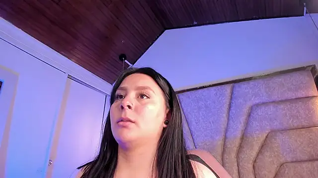 EmaJames25 online show from November 14, 2025, 7:45 pm