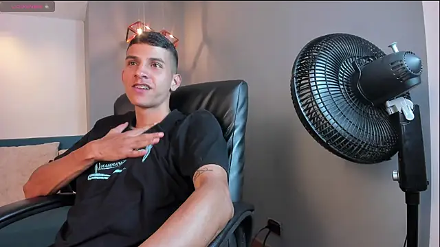 Snapshot of Aaron_Scoot chatting on December 18, 2024, 11:30 pm Aaron Scoot online show from December 18, 2024, 11:30 pm