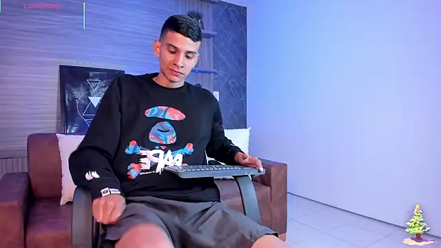 Snapshot of Aaron_Scoot chatting on December 17, 2025, 11:38 am Aaron Scoot online show from December 17, 2025, 11:38 am