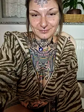 Snapshot of lizzardqueeen chatting on November 22, 2025, 1:04 am lizzardqueeen online show from November 22, 2025, 1:04 am