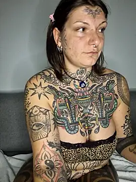 Snapshot of lizzardqueeen chatting on November 24, 2025, 10:09 pm lizzardqueeen online show from November 24, 2025, 10:09 pm