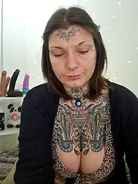 Snapshot of lizzardqueeen chatting on November 27, 2025, 2:41 pm lizzardqueeen online show from November 27, 2025, 2:41 pm