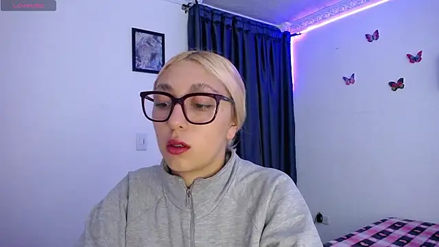 Snapshot of Soffy-brooks chatting on April 28, 2026, 4:17 am Soffy-brooks online show from April 28, 2026, 4:17 am