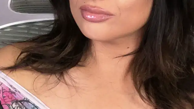 xprettysmilex online show from April 15, 2026, 6:37 pm