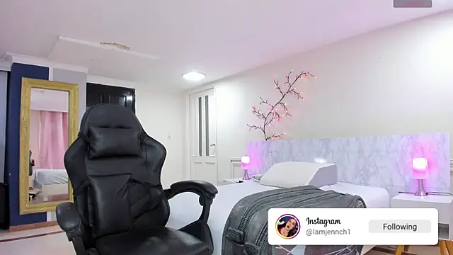 charolbruce 1 online show from April 15, 2026, 12:12 pm