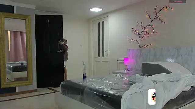 charolbruce 1 online show from April 16, 2026, 11:55 am