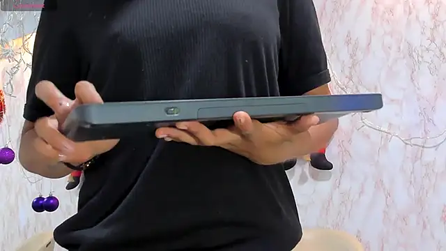 BarbieHotLaura online show from December 27, 2024, 3:37 pm