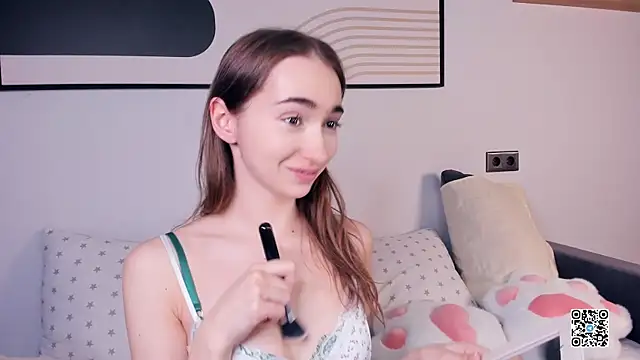 PollyBeev online show from September 14, 2025, 7:18 am