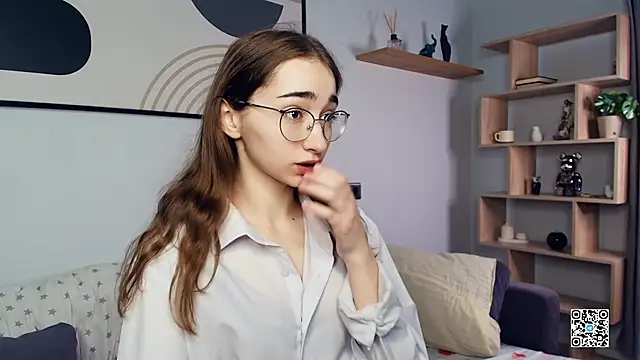 PollyBeev online show from October 10, 2025, 7:18 am