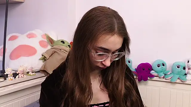 PollyBeev online show from April 24, 2026, 7:33 am