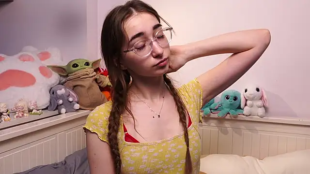 PollyBeev online show from April 26, 2026, 7:17 am