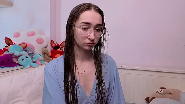PollyBeev online show from June 7, 2026, 7:34 am