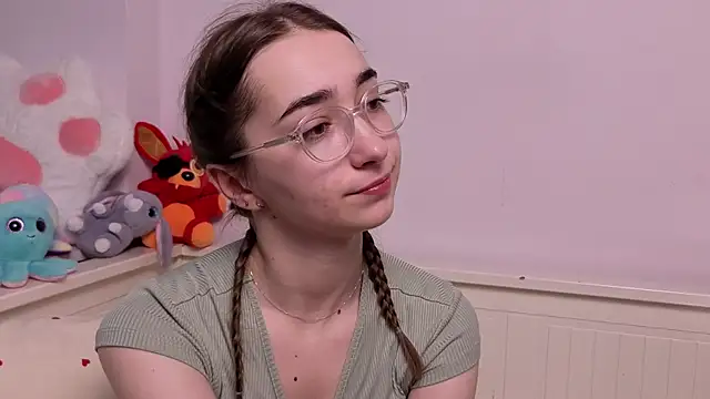 PollyBeev online show from July 13, 2026, 7:33 am