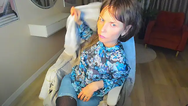 Elizabe th online show from February 6, 2025, 10:21 pm