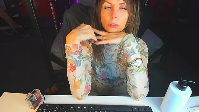 Elizabe th online show from March 10, 2025, 6:59 am