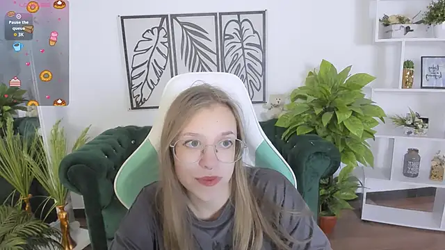 LayriantaVee online show from September 18, 2025, 6:15 am