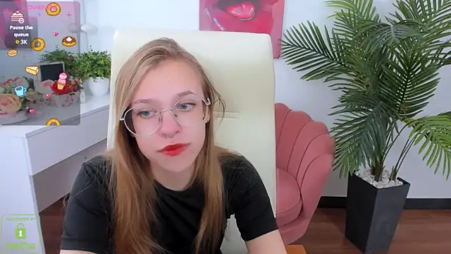 LayriantaVee online show from September 22, 2025, 6:15 am