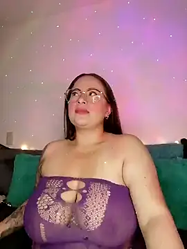 soofy   online show from December 3, 2025, 3:47 am